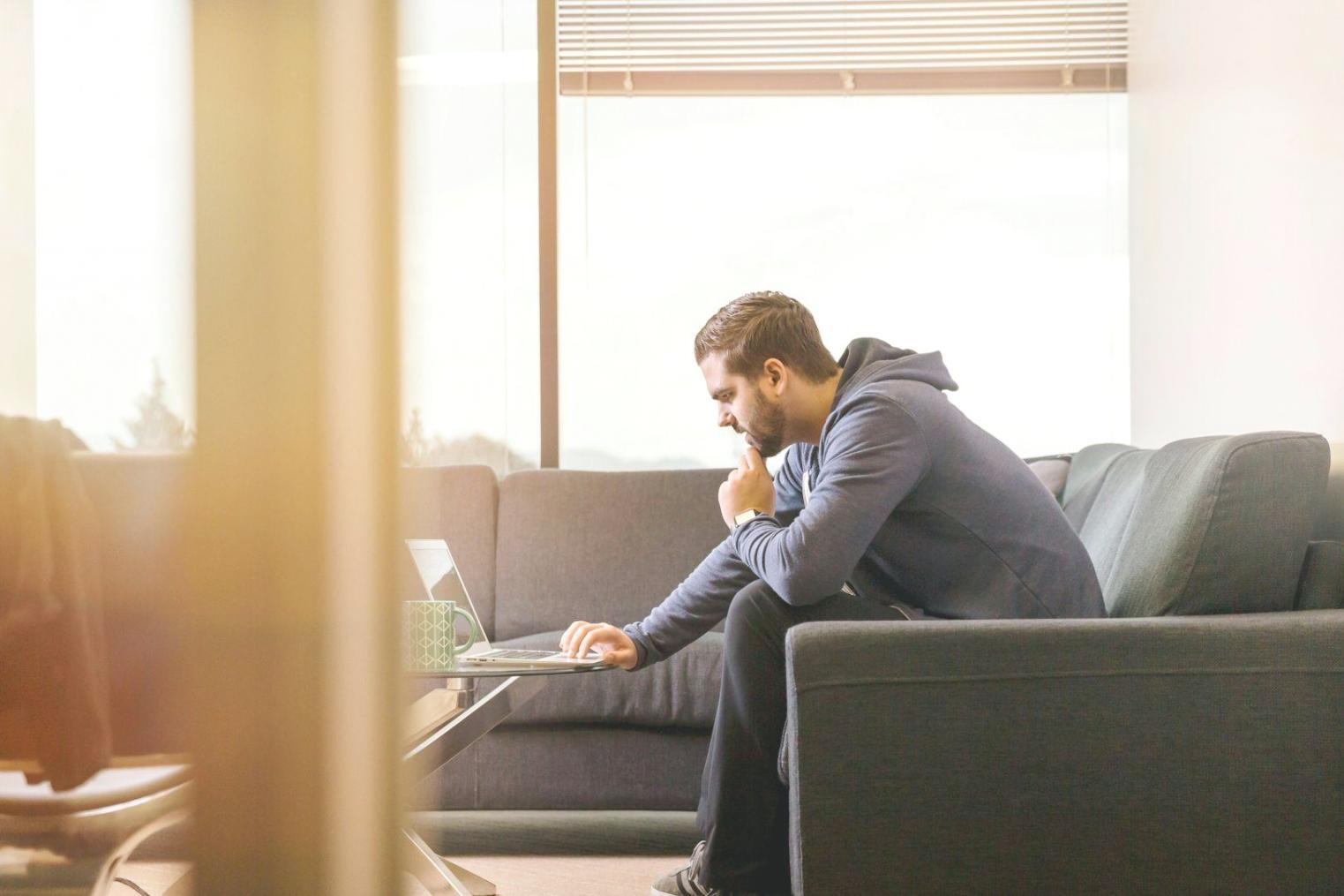 Analyse de documents financiers lors d'une session de conseil