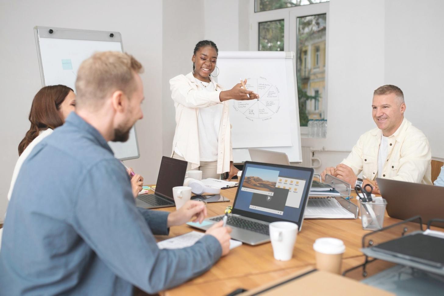 Personne consultant des documents financiers avec confiance